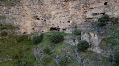 Odzun köyü Lori Eyaleti Ermenistan 'daki Horomayr Manastırı Manastır Kompleksi' nde havadan yükselen afiş görülüyor. Korunmak için mağaraları olan kayaların ve yamaçların arasına yerleştirilmiş bir manastır.