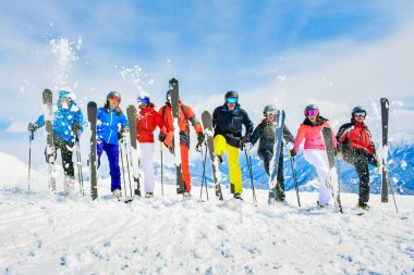 Gudauri, Gürcistan - 25 Ocak 2022: Büyük bir arkadaş grubu heyecanlı kayakçılar birlikte eğleniyorlar ve tatil fotoğraflarına poz veriyorlar. Banner ski tatili eğlencesi kayak merkezindeki parti dışarıda Noel 'i kutluyor.