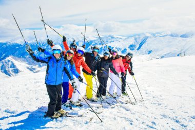 Gudauri, Gürcistan - 25 Ocak 2022: Büyük bir arkadaş grubu heyecanlı kayakçılar birlikte eğleniyorlar ve tatil fotoğraflarına poz veriyorlar. Banner ski tatili eğlencesi kayak merkezindeki parti dışarıda Noel 'i kutluyor.