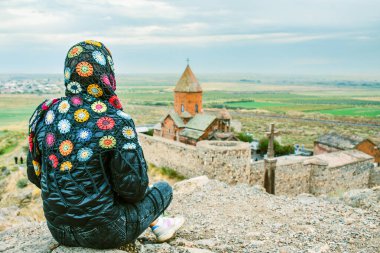 Bakış açısına göre genç bir kadın mütevazı bir kıyafet giyer gezintiye çıkar ve ünlü Khor Virap manastır binasını ve şapeli gezer. Ermenistan konseptinde seyahat ve dini varış yerleri