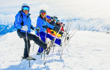 Gudauri, Gürcistan - 25 Ocak 2022: Yakın çekim yapan Friends grubu kayak pistlerinde yetenekli kayakçıların kar altında bacakları üzerinde poz vermelerini sağladı. Kayak merkezinde yaratıcı poz veren