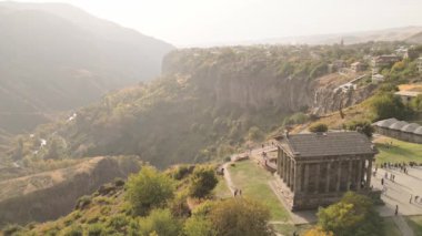 Garni Tapınağı 'ndan gelen hava manzaralı ziyaretçiler - Garni köyündeki klasik sütunlu yapı. Pagan tapınağı. Hristiyanlık öncesi Ermenistan 'ın sembolü. Antik Yunan tarzı.