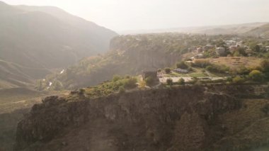 Garni Tapınağı 'ndan ziyaretçilerin üzerinde uçan hava uçuşu - Garni köyündeki klasik sütunlu yapı. Pagan tapınağı. Hristiyanlık öncesi Ermenistan 'ın sembolü. Antik Yunan tarzı.