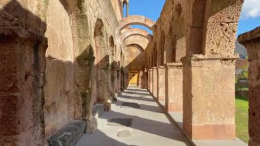 Kemerli kolonlar ve Odzun Kilisesi 'nin eski tuğla duvarı. Ermeni bazilikası 57. yüzyılda Lori 'nin Ermenistan eyaletindeki Odzun köyünde inşa edilmiştir.