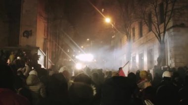 Tiflis, Gürcistan - 1 Aralık 2024: Gürcüler AB 'yi temsil ediyor. Avrupa Birliği manifestosu. Hükümete karşı protestolar. Su topu kamyonu protesto sırasında göstericileri dağıttı
