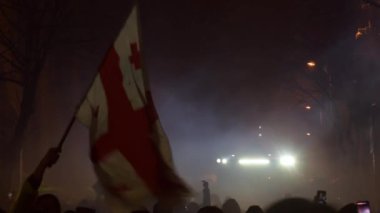 Tiflis, Gürcistan - 1 Aralık 2024: Gürcüler AB 'yi temsil ediyor. Avrupa Birliği manifestosu. Hükümete karşı protestolar. Su topu kamyonu bir gösterge sırasında göstericileri dağıtıyor