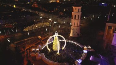 Vilnius, Litvanya - 30 Kasım 2024: Gökyüzü manzaralı katedral meydanı ve Xmas pazar ziyaretçileri Vilnius şehrinde güzel Xmas ağacı görüyorlar - 2025 Noel 'inin Avrupa başkenti.