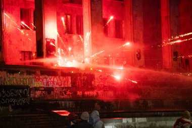 Tiflis, Gürcistan - 1 Aralık 2024: Genç Gürcüler parlamento tarafından AB ve Gürcistan bayraklarıyla ayakta duruyor. Rustaveli Bulvarı 'nda düzenlenen miting, hükümet ve Rus yasalarına karşı Eu entegrasyonuna karşı düzenlenen mitingde