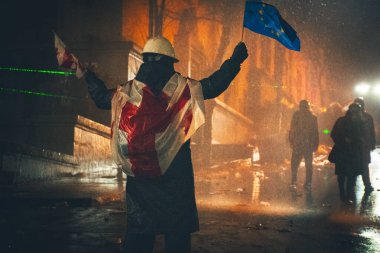 Tiflis, Gürcistan - 1 Aralık 2024: Gürcistan 'da protestocular parlamentoyu protesto etti ve AB' yi destekledi. Avrupa Birliği manifestosu. Hükümete karşı protestolar. Güvenlik göstericilere su püskürtüyor