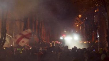 Tiflis, Gürcistan - 1 Aralık 2024: Gürcüler AB 'yi temsil ediyor. Avrupa Birliği manifestosu. Hükümete karşı protestolar. Su topu kamyonu protesto sırasında göstericileri dağıttı