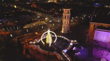 Vilnius, Litvanya - 30 Kasım 2024: hava zoom katedral meydanı ve Xmas pazar ziyaretçileri Vilnius şehrinde güzel Xmas ağacı görüyorlar - 2025 Noel 'inin Avrupa başkenti.