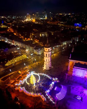 Vilnius, Litvanya - 30 Kasım 2024: hava manzaralı katedral meydanı ve Xmas pazar ziyaretçileri Vilnius şehrindeki güzel Xmas ağacını görüyorlar - 2025 Noel 'inin Avrupa başkenti.