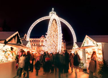 Vilnius, Litvanya - 30 Kasım 2024: hareket bulanıklığı çeken insanlar Xmas pazarından alışveriş yapıyor ve VVilnius şehrindeki güzel Xmas ağacını görüyorlar - 2025 Noel 'inin Avrupa başkenti