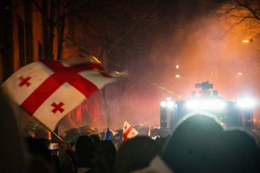Tiflis, Gürcistan - 1 Aralık 2024: Gürcüler AB 'yi temsil ediyor. Avrupa Birliği manifestosu. Hükümete karşı protestolar. Su topu kamyonu bir gösterge sırasında göstericileri dağıtıyor