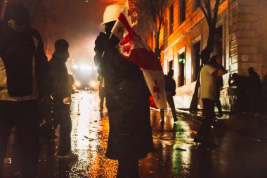 Tiflis, Gürcistan - 1 Aralık 2024: Gürcistan 'da protestocular parlamentoyu protesto etti ve AB' yi destekledi. Avrupa Birliği manifestosu. Hükümete karşı protestolar. Güvenlik göstericilere su püskürtüyor