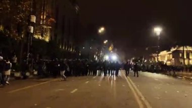 Tiflis, Gürcistan - 1 Aralık 2024: Özel kuvvetler zırhlı polis, başkent Tiflis Rustaveli Bulvarı 'ndaki protestoculardan gece yarısı caddeleri taradı. Gürcistan ülkesi özgürlük protestocuları ve protestocuları