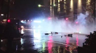 Tiflis, Gürcistan - 1 Aralık 2024: Gürcü gençlik protestocuları gece Rustaveli Bulvarı 'nda Tiflis başkentinde protesto gösterisi düzenlediler. Gürcüler özgürlük ve Avrupa Birliği entegrasyonu için mücadele ediyor