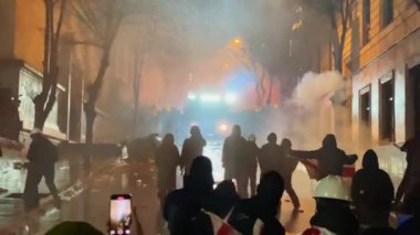 Tiflis, Gürcistan - 1 Aralık 2024: Gürcü gençlik protestocuları gece Rustaveli Bulvarı 'nda Tiflis başkentinde protesto gösterisi düzenlediler. Gürcüler özgürlük ve Avrupa Birliği entegrasyonu için mücadele ediyor