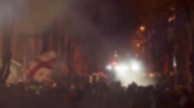 Geçmişi bulanık protestocular Gürcüler AB 'yi temsil ediyor. Avrupa Birliği manifestosu. Hükümete karşı protestolar. Su topu kamyonu bir gösterge sırasında göstericileri dağıtıyor