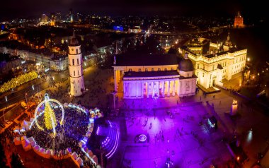Vilnius, Litvanya - 30 Kasım 2024: hava manzaralı katedral meydanı ve Xmas pazar ziyaretçileri Vilnius şehrinde güzel Xmas ağacı görüyorlar - 2025 Noel 'inin Avrupa başkenti.