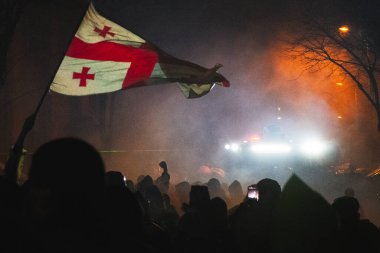 Tiflis, Gürcistan - 1 Aralık 2024: Protestocular Avrupa Birliği dışavurumunda. Hükümete karşı protestolar. Su topu kamyonu protestocuları dağıtıyor özgürlük için mücadele ediyorlar.