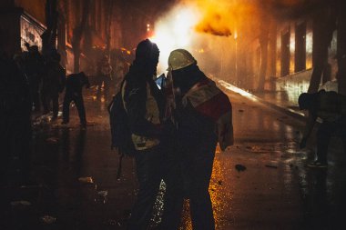 Tiflis, Gürcistan - 1 Aralık 2024: Gürcüler AB 'yi temsil ediyor. Avrupa Birliği manifestosu. Hükümete karşı protestolar. Su topu kamyonu bir gösterge sırasında göstericileri dağıtıyor