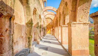 Kemerli kolonlar ve Odzun Kilisesi 'nin eski tuğla duvarı. Ermeni bazilikası 5. yüzyılda Lori 'nin Ermenistan eyaletindeki Odzun köyünde inşa edildi.