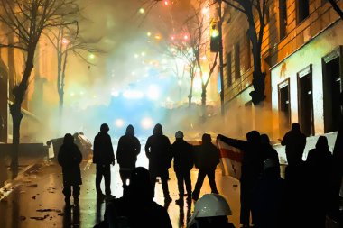 Tiflis, Gürcistan - 1 Aralık 2024: Saldırgan Gürcü gençler aktif protestocular gece yarısı Rustaveli Bulvarı 'nda Tiflis başkentinde protesto gösterisi yaptılar. Gürcüler özgürlük ve Avrupa Birliği entegrasyonu için mücadele ediyor