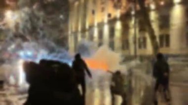 Bulanık kopya alanı insanları agresif Gürcü gençlik aktif protestocuları geceleyin Rustaveli Bulvarı 'nda Tiflis başkentinde protesto ediyorlar. Gürcüler özgürlük ve Avrupa Birliği entegrasyonu için mücadele ediyor