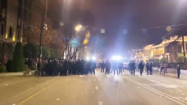 Tiflis, Gürcistan - 1 Aralık 2024: Özel kuvvetler zırhlı polis, başkent Tiflis Rustaveli Bulvarı 'ndaki protestoculardan gece yarısı caddeleri taradı. Gürcistan ülkesi özgürlük protestocuları ve protestocuları