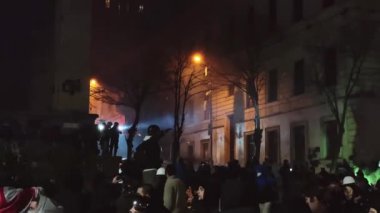 Tiflis, Gürcistan - 1 Aralık 2024: Gürcü gençlik protestocuları gece Rustaveli Bulvarı 'nda Tiflis başkentinde protesto gösterisi düzenlediler. Gürcüler özgürlük ve Avrupa Birliği entegrasyonu için mücadele ediyor
