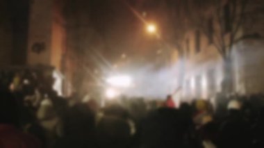 Bulanık fotokopi alanı afişi protestocuları AB 'yi protesto etmek için Gürcüler. Avrupa Birliği manifestosu. Hükümete karşı protestolar. Su topu kamyonu dışavurumlar sırasında göstericileri dağıtıyor