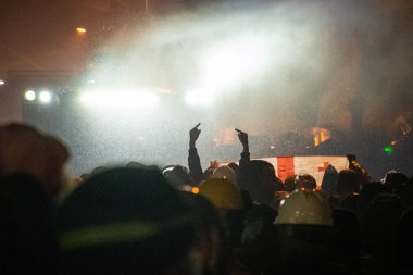 Tiflis, Gürcistan - 1 Aralık 2024: Gürcistan 'da protestocular parlamentoyu protesto etti ve AB' yi destekledi. Avrupa Birliği manifestosu. Hükümete karşı protestolar. Güvenlik göstericilere su püskürtüyor
