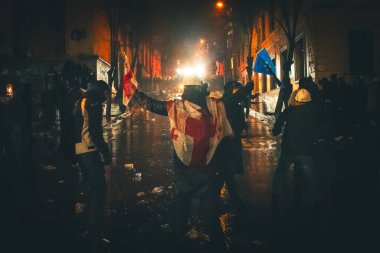 Tiflis, Gürcistan - 1 Aralık 2024: Gürcistan 'da protestocular parlamentoyu protesto etti ve AB' yi destekledi. Avrupa Birliği manifestosu. Hükümete karşı protestolar. Güvenlik göstericilere su püskürtüyor