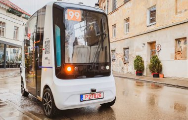 Vilnius, Litvanya - 30 Kasım 2024: Vilnius 'un başkenti Uzupis' te beyaz elektrikli otobüs şoförü. Beleş şehir ulaşımı. Son mil şirketi