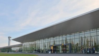 Gürcistan, Kutaisi - 11 Kasım 2024: Gürcistan 'da Kutaisi Uluslararası Havalimanı girişinden geçen kalabalık. Kutaisi 'deki İnşaatçı David Havalimanı