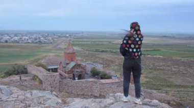 Ünlü Khor Virap manastırının bakış açısından Mutlu Turist blogcusu. Khor Virap Ermenistan 'ın Ararat Ovası' nda bulunan bir Ermeni manastırıdır. Ararat Eyaleti, antik Artaxata bölgesinde.