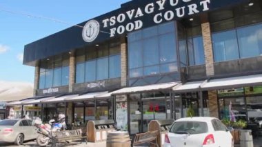 Sevan, Ermenistan - 19 Ekim 2024: Müşteri Tsovagyugh yemek salonuna giriyor. Geleneksel ünlü bbq balık restoranı ve Taze üretim dükkanı Tiflis otoyolu boyunca - Erivan