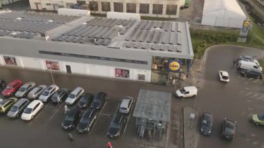 Siauliai, Litvanya - 17 Kasım 2024: Güneş Panelleri ve Otoparkı ile Lidl Mağazasının Havadan Görünümü