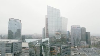 Vinius, Litvanya - 27 Kasım 2024: Vilnius, CBD merkezli güzel hava panorama merkezi iş binaları. Litvanya 'nın başkentinde soğuk kış sabahı şehir manzarası
