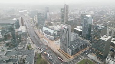 Vinius, Litvanya - 27 Kasım 2024: Vilnius 'taki aydınlanmış iş alanının güzel hava gece manzarası. Litvanya 'nın başkentinde manzaralı kış akşamı