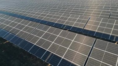 Litvanya 'nın Siauliai şehrindeki hava statik güneş paneli çiftliği. Baltık 'ta yenilenebilir enerji, Avrupa Birliği. Birçok sıra güneş fotovoltaik paneli olan sürdürülebilir elektrik santrali