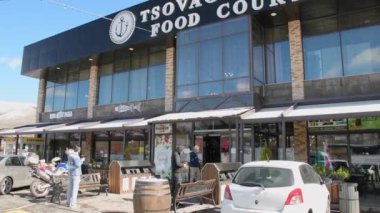 Sevan, Ermenistan - 19 Ekim 2024: Müşteri Tsovagyugh yemek salonuna giriyor. Geleneksel ünlü bbq balık restoranı ve Taze üretim dükkanı Tiflis otoyolu boyunca - Erivan