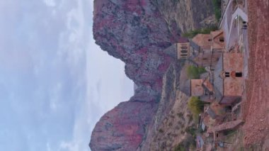 Zaman atlamalı panoramik manzara Noravank manastır kompleksi, 13. yüzyıl Ermeni manastırı. Kutsal Meryem Ana Kilisesi. Amaghu 'daki Noravank. Kızıl kayalıklar Arani köyünü dolduruyor. Ermenistan 'da turizm beldesi