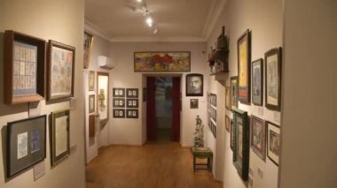 Erivan, Ermenistan - 19 Ekim 2024: Sergei Paradov Müzesi 'nde sanat eseri, Sovyet Ermeni film yönetmeni ve sanatçı Sergei Paradyanov' a övgü