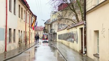 Vilnius, Litvanya - 30 Kasım 2024: Vilnius 'un başkenti Uzupis' te beyaz elektrikli otobüs şoförü. Beleş şehir ulaşımı. Son mil şirketi