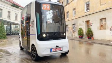 Vilnius, Litvanya - 30 Kasım 2024: Vilnius 'un başkenti Uzupis' te beyaz elektrikli otobüs şoförü. Beleş şehir ulaşımı. Son mil şirketi