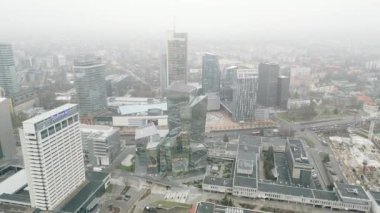 Vinius, Litvanya - 27 Kasım 2024: Vilnius 'taki aydınlanmış iş alanının güzel hava gece manzarası. Litvanya 'nın başkentinde manzaralı kış akşamı