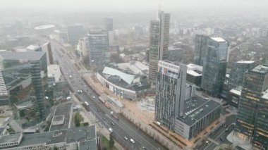 Vilnius, Litvanya - 28 Kasım 2024: Merkezi İş Bölgesi manzaralı şehir trafiği. Litvanya, Vilnius 'un Nipiks büyükelçiliğinde iş geliştirme bölgesi