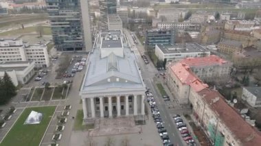 Vilnius, Litvanya - 26 Kasım 2024: Litvanya Martynas Mavydas Ulusal Kütüphanesi. Ulusal Kültür Kurumu, yazılı kültür mirası içeriğini toplar, düzenler, korur